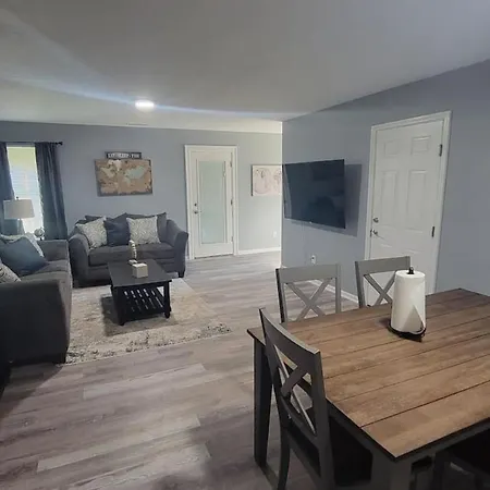 160 Overbrook 3 Bedroom Home With Privately Fenced Yard And Hot Tub